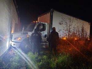 Policía Municipal de Irimbo localiza y asegura tractocamión robado con logotipos de tienda 3B