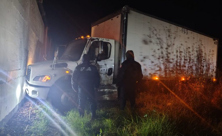 Policía Municipal de Irimbo localiza y asegura tractocamión robado con logotipos de tienda 3B