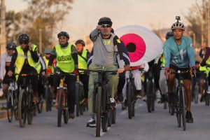 Bedolla estrena con rodada ciclista la ampliación de la av. Amalia Solórzano.