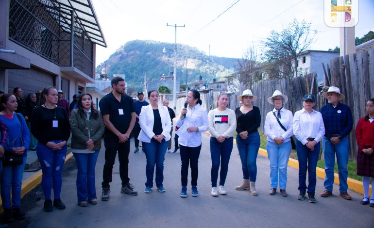 Jeovana Alcántar, acompañada de Regidores y de la Diputada Local Teresita Herrera Maldonado, inauguró la pavimentación asfáltica de la calle de acceso al panteón de la Tenencia de Huajúmbaro
