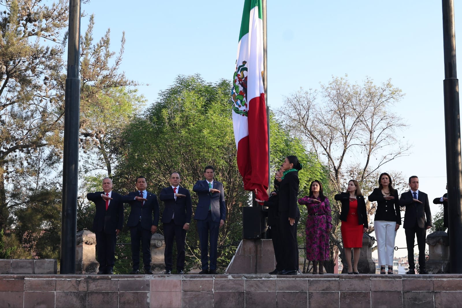 Encabeza Alfonso Martínez, ceremonia de Izamiento y celebración del Día de la Bandera