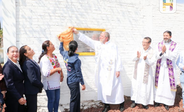 La presidenta Municipal de Hidalgo, Jeovana Alcántar, acompañada de los presbíteros, Gabriel Razo Gasca, Humberto González Correa y José Miguel Ángel Pérez Flores,  realizó la Entrega de títulos de Perpetuidad de la Extensión del Panteón San José de Ciudad Hidalgo.