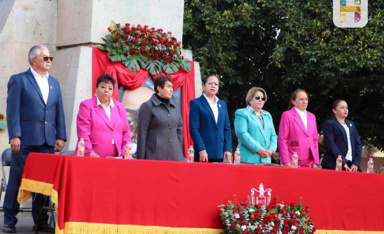 Jeovana Alcántar encabezó el acto cívico conmemorativo al CIX Aniversario de la Promulgación de la Constitución Política de los Estados Unidos Mexicanos de 1917