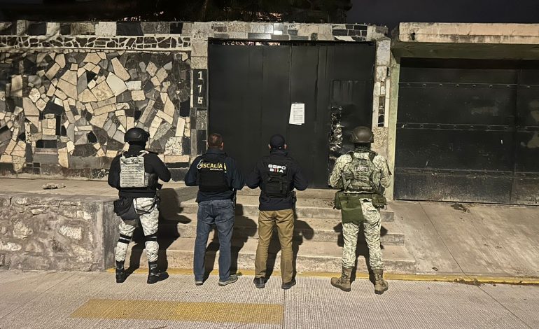 FGE ejecuta tres cateos en Morelia y asegura más de mil 200 dosis de metanfetamina; hay ocho detenidos