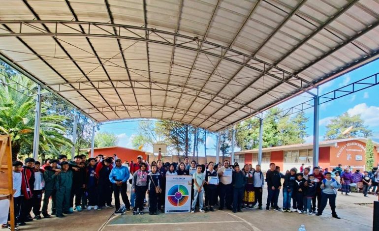 FGE capacita a estudiantes de Chilchota sobre Ley Olimpia y delitos cibernéticos