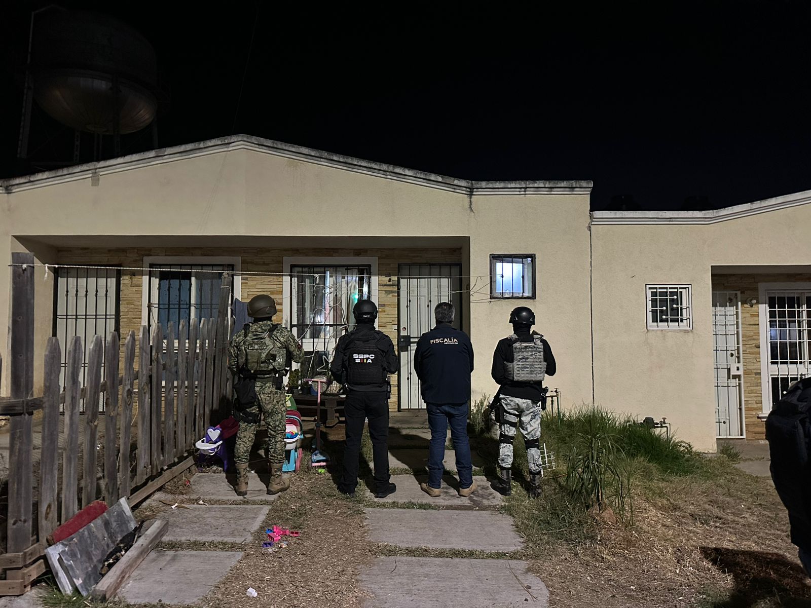 FGE ejecuta cateo en La Hacienda; asegura 157.5 dosis de metanfetamina