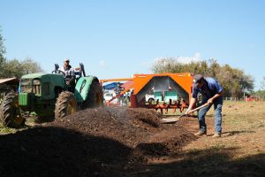Sader entrega equipamiento agrícola para composta en Salvador Escalante