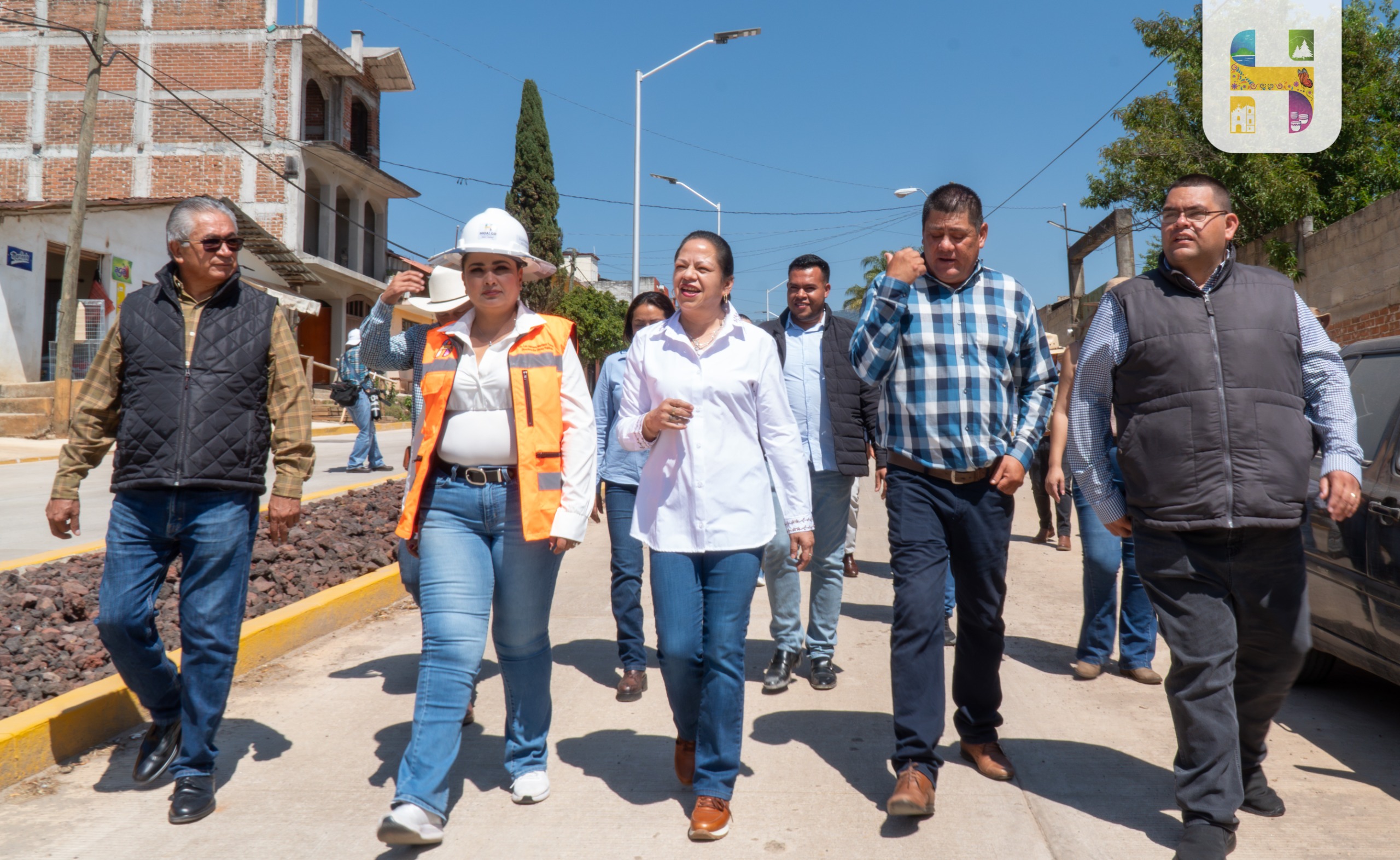 La presidenta Municipal de Hidalgo, Jeovana Alcántar inauguró la obra integral que consistió en la Rehabilitación de la línea de conducción de agua potable, tomas domiciliarias, drenaje sanitario, descargas sanitarias, alumbrado público y pavimentación con concreto hidráulico de la calle Santo Domingo, en la Tenencia de San Antonio Villalongín, perteneciente al Municipio de Hidalgo.