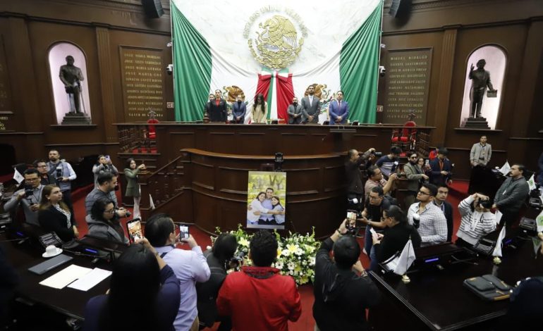 Rinde 76 Legislatura homenaje póstumo a Víctor Mujica, Anayeli Hernández y a su hija