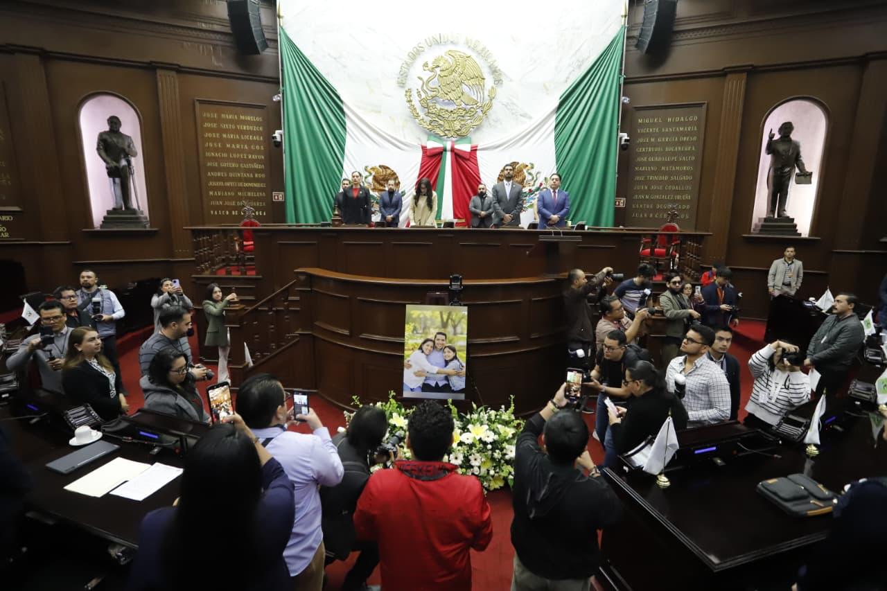 Rinde 76 Legislatura homenaje póstumo a Víctor Mujica, Anayeli Hernández y a su hija