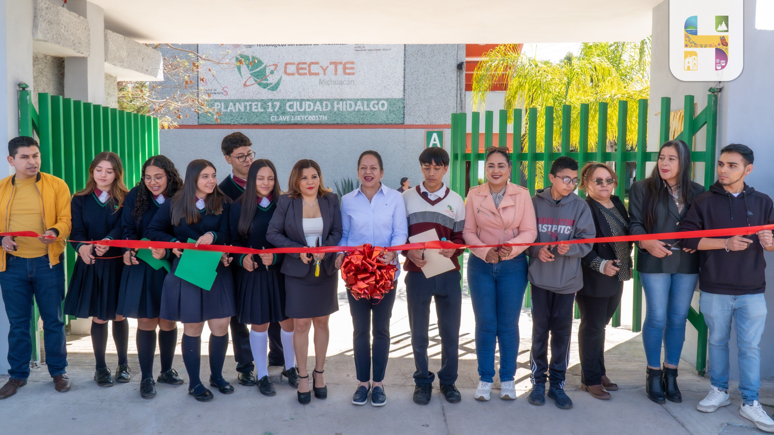 La presidenta Municipal de Hidalgo, Jeovana Alcántar inauguró la fachada y barda perimetral del  CECyTEM 17