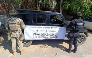 SSP y fuerzas federales detienen a hombre en posesión de armamento, en Apatzingán