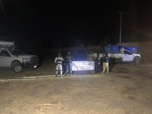 En La Piedad, ejecuta FGE cateo y asegura dos vehículos con reporte de robo y contenedores con presunto hidrocarburo