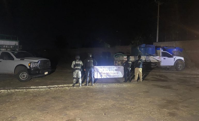 En La Piedad, ejecuta FGE cateo y asegura dos vehículos con reporte de robo y contenedores con presunto hidrocarburo