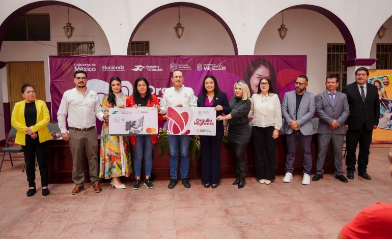 Semigrante entrega tarjetas Orgullo Migrante en Irimbo