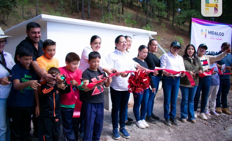 ​Jeovana Alcántar, inauguró un tanque de almacenamiento de agua potable en la localidad del Aguacate de la Tenencia de Huajúmbaro.