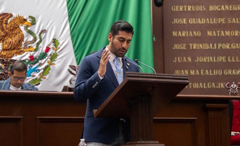 Congreso aprueba reforma para sancionar conductas violentas de operadores del transporte público; Poncho Chávez defiende dictamen en tribuna