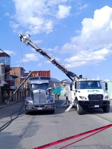 Tráiler tumba postes de teléfono y luz, dejando sin servicios básicos a vecinos en #CdHidalgo