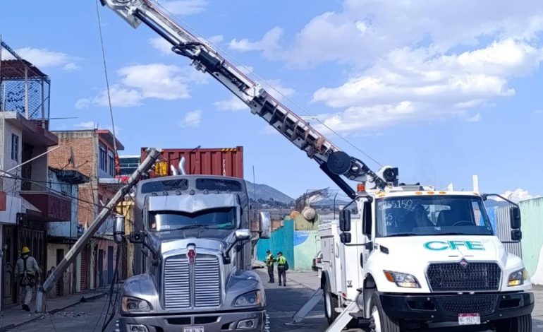 Tráiler tumba postes de teléfono y luz, dejando sin servicios básicos a vecinos en #CdHidalgo