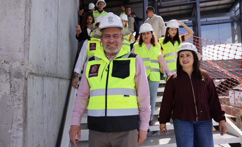 Teleférico de Uruapan alcanza el 99.4% de avance; Bedolla supervisa la obra junto con legisladores.