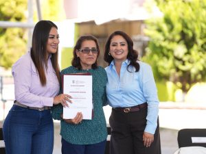 Gladyz Butanda hace entrega de escrituras gratuitas en Zacapu.