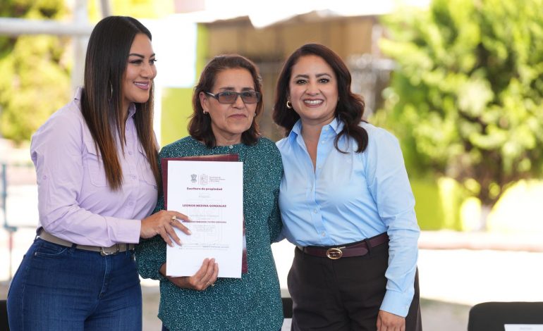 Gladyz Butanda hace entrega de escrituras gratuitas en Zacapu.