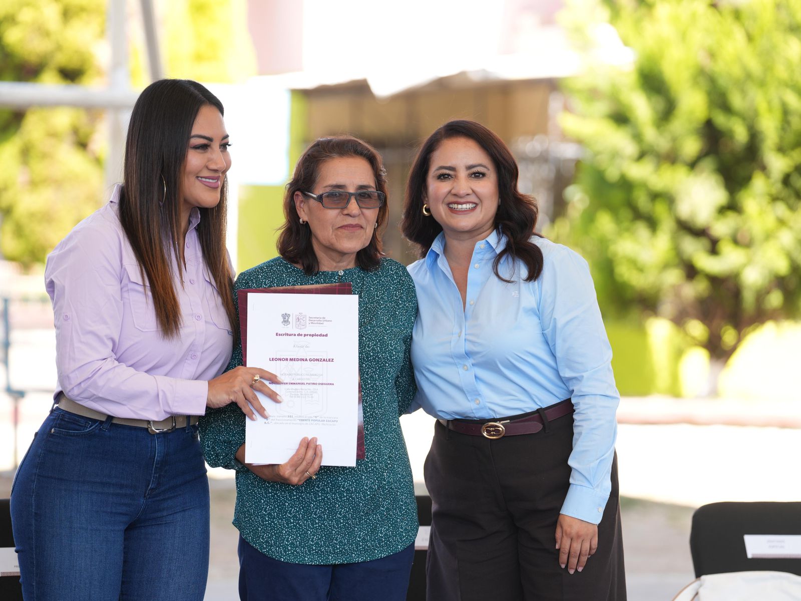 Gladyz Butanda hace entrega de escrituras gratuitas en Zacapu.