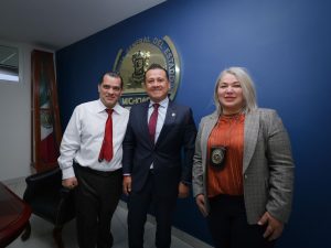 Issis Nínive Ortíz Cortés pide al Fiscal Carlos Torres Piña no abandonar las investigaciones sobre el homicidio de su hijo Alexander Ramírez.