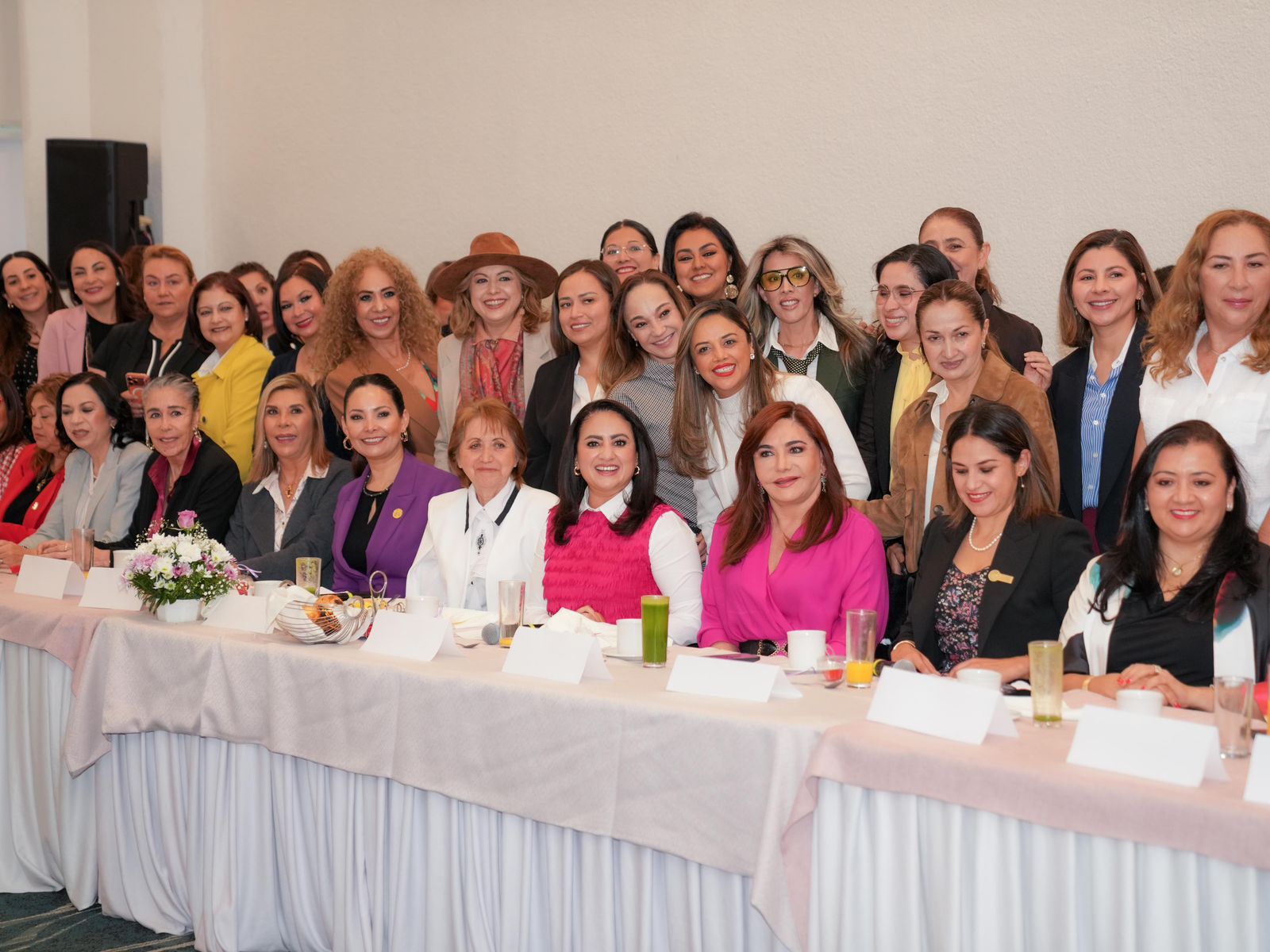 Presenta Gladyz Butanda proyectos con perspectiva de género ante empresarias.
