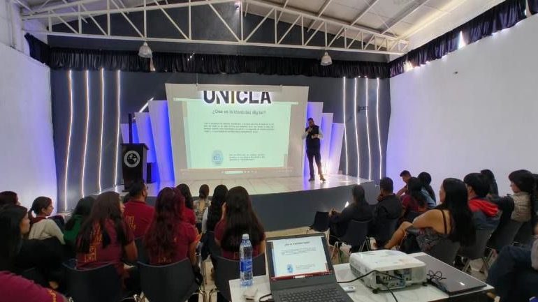 En UNICLA Zitácuaro, FGE impulsa la prevención de delitos cibernéticos.