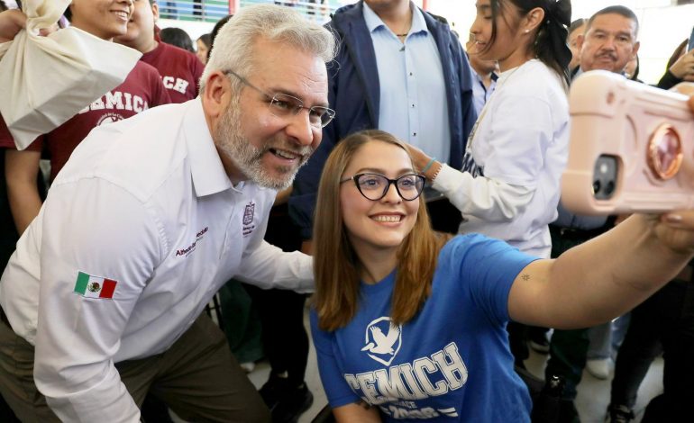 Más de 36 mil estudiantes ya se registraron al Programa Data de internet gratuito: Bedolla.
