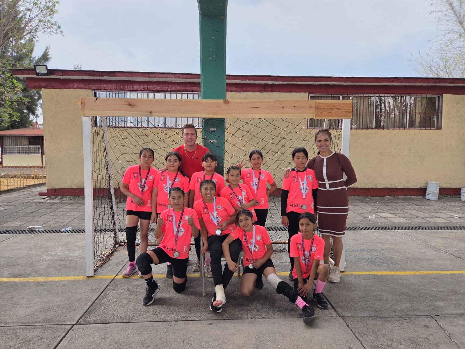 Equipo de la primaria José Vasconcelos obtuvo 2do lugar estatal Michoacán handball femenil