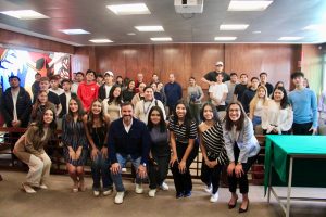 Yankel Benítez dialoga con jóvenes universitarios sobre participación ciudadana