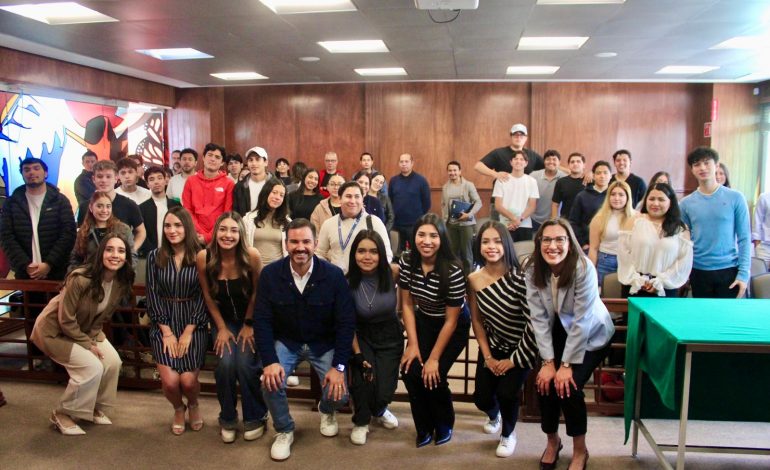 Yankel Benítez dialoga con jóvenes universitarios sobre participación ciudadana