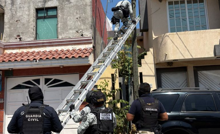 FGE desmantela red de vigilancia ilegal en Apatzingán; aseguran 11 cámaras “parásitas”