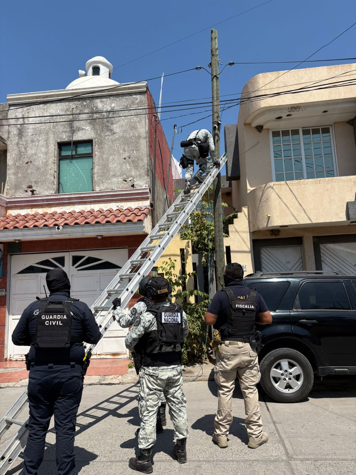 FGE desmantela red de vigilancia ilegal en Apatzingán; aseguran 11 cámaras “parásitas”