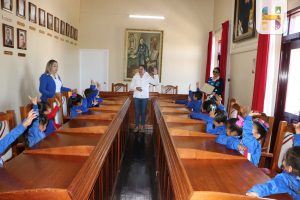 Niñas y niños delJardín de Niños Francisco Sosa visitaron el Palacio Municipal, con la inquietud de conocer personalmente a la primera mujer presidenta del municipio de Hidalgo Jeovana Alcántar