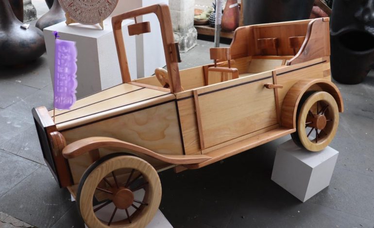 Alumnos del Icatmi Paracho triunfan en el Tianguis Artesanal de Uruapan