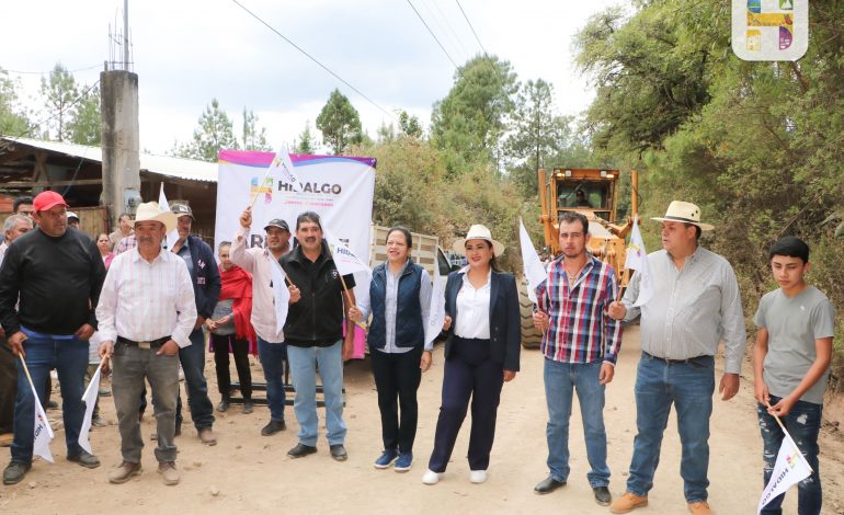 Jeovana Alcántar da arranque a la pavimentación del camino de acceso a Puente de Tierra, una obra clave para el progreso de la comunidad.