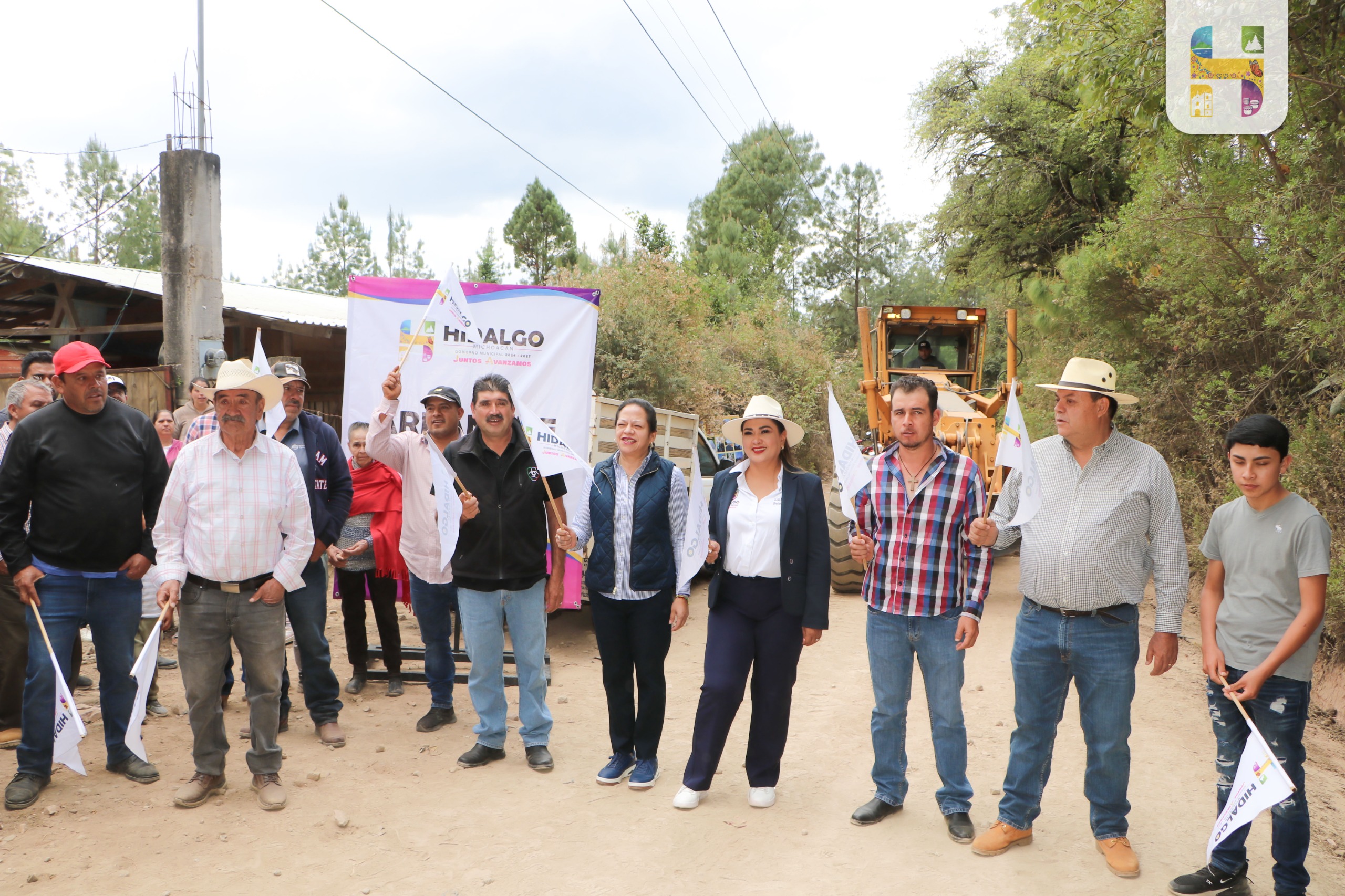 Jeovana Alcántar da arranque a la pavimentación del camino de acceso a Puente de Tierra, una obra clave para el progreso de la comunidad.