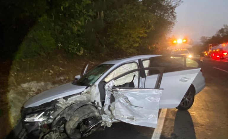 Personal de bomberos de Zitácuaro atendió un fuerte choque entre dos vehículos