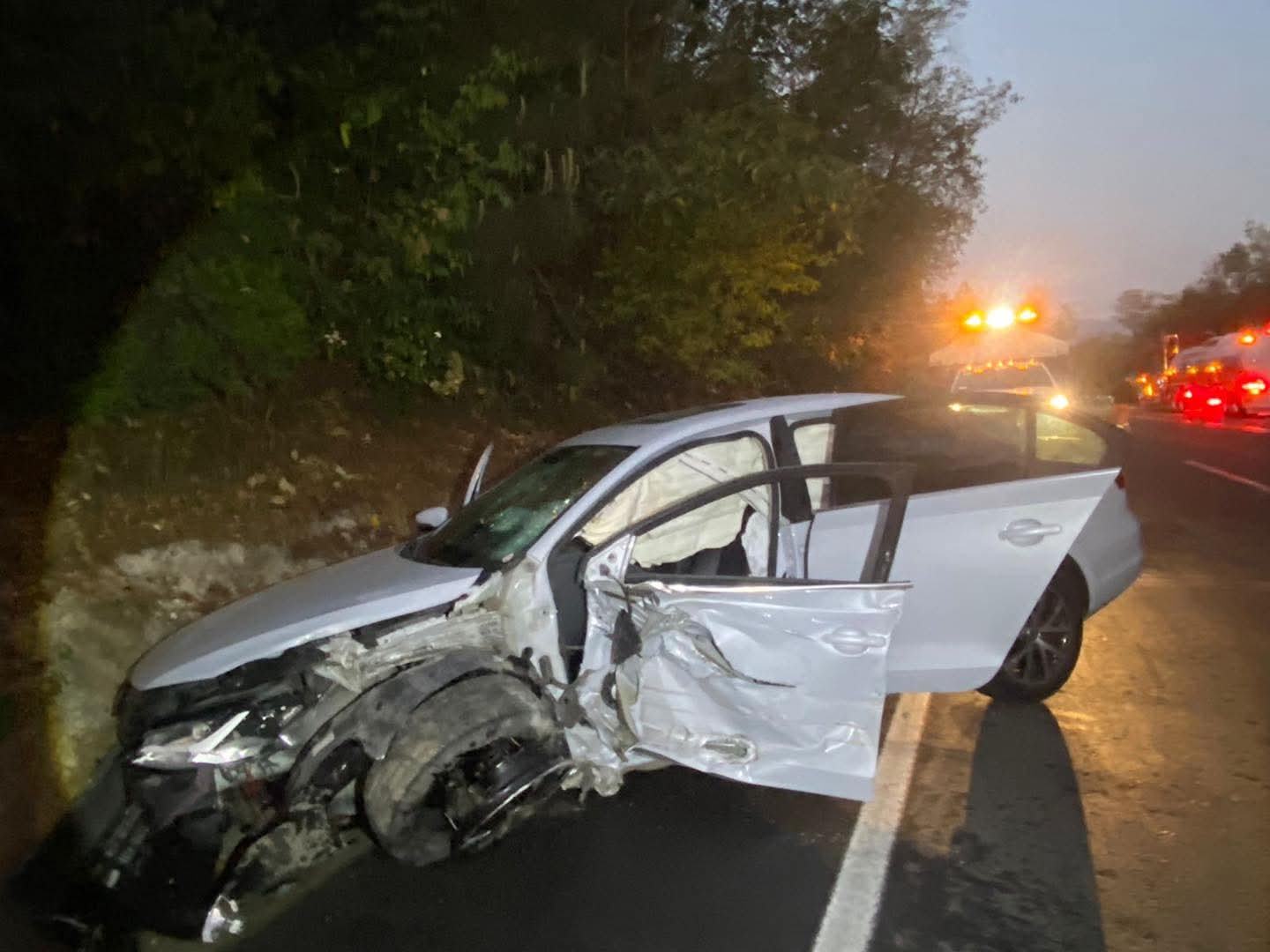 Personal de bomberos de Zitácuaro atendió un fuerte choque entre dos vehículos
