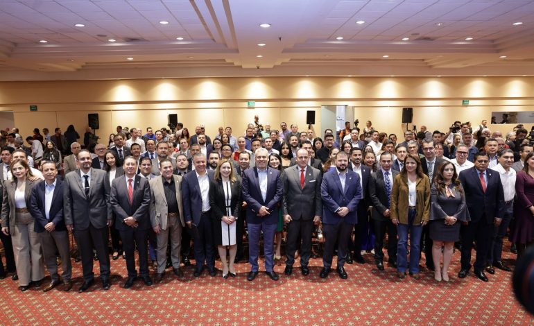 Bedolla firma decreto histórico que pone fin a la herencia de deudas en Michoacán