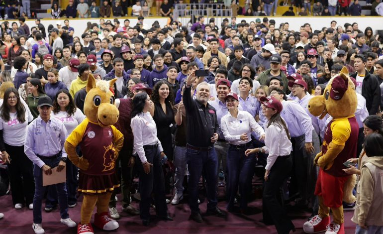 Se suman otros 4 mil estudiantes a D4TA, datos gratis; Bedolla invita a no quedarse fuera del programa