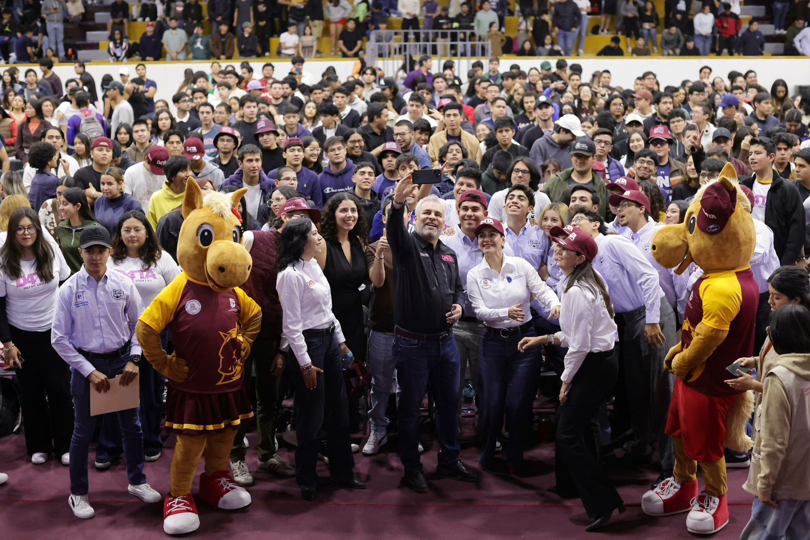 Se suman otros 4 mil estudiantes a D4TA, datos gratis; Bedolla invita a no quedarse fuera del programa