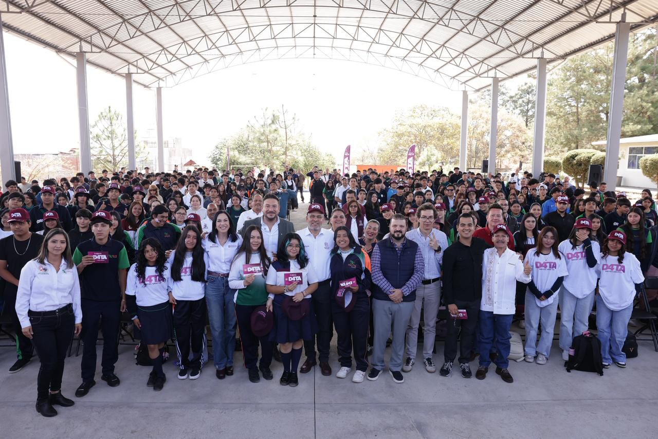 Entrega Bedolla en Uruapan chips de internet del Programa D4TA, Datos Gratis