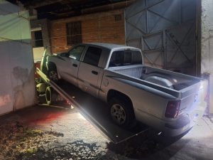 FGE asegura camioneta relacionada con investigación, en cateo en Puruándiro