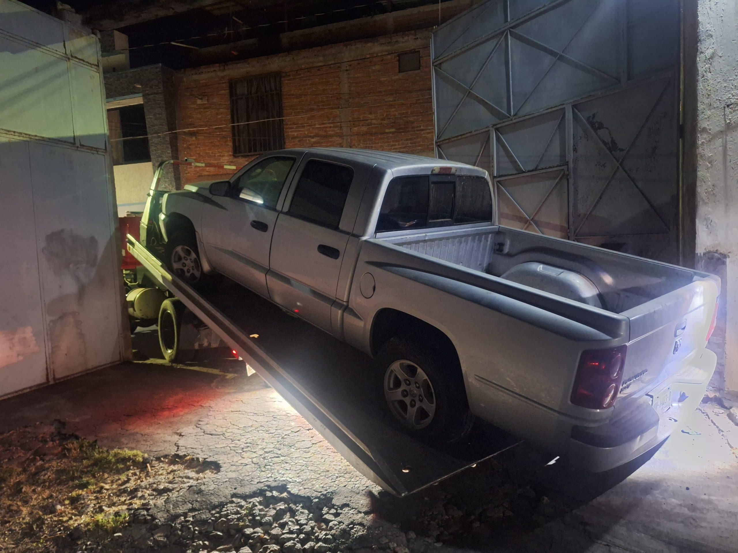 FGE asegura camioneta relacionada con investigación, en cateo en Puruándiro