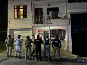 Ejecuta FGE cateos en Morelia, Uruapan y Huetamo; aseguran droga y detienen a dos personas