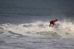 La meta es el oro; más de 50 atletas compiten en selectivos de boliche y surf: Cecufid